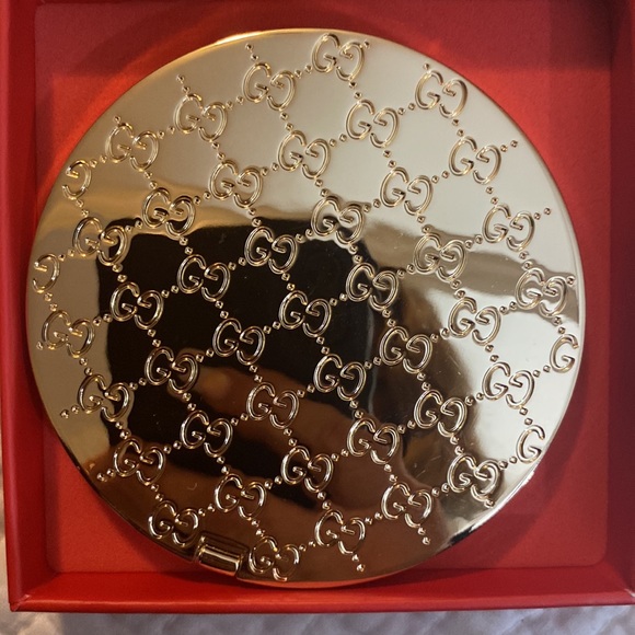 Authentic Gucci make up mirror, great travel mirror, great to keep with you $135 - Picture 1 of 7